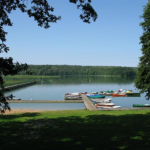 Ośrodek Łańsk - przystań i plaża latem